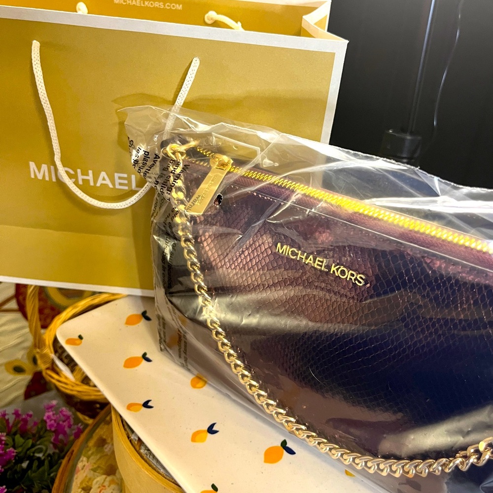 NWT Michael Kors Crossbody Merlot Embossed Leather with chain handle (R$548) 🔥
